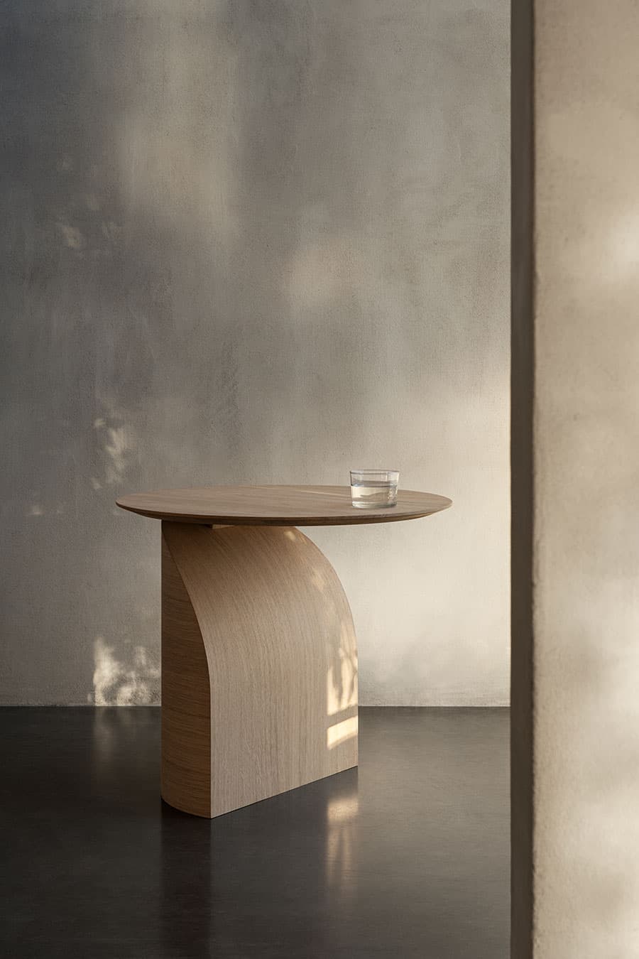 Sculptural shapes reflect the characteristics of wood